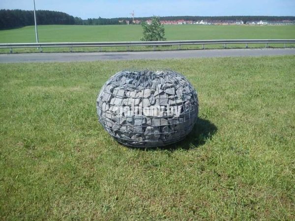 Круглый шар из сетки с камнем